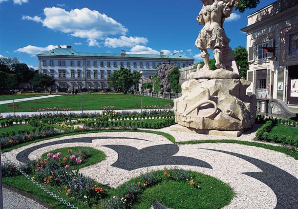     Dvorec Mirabel z vrtom v Salzburgu 